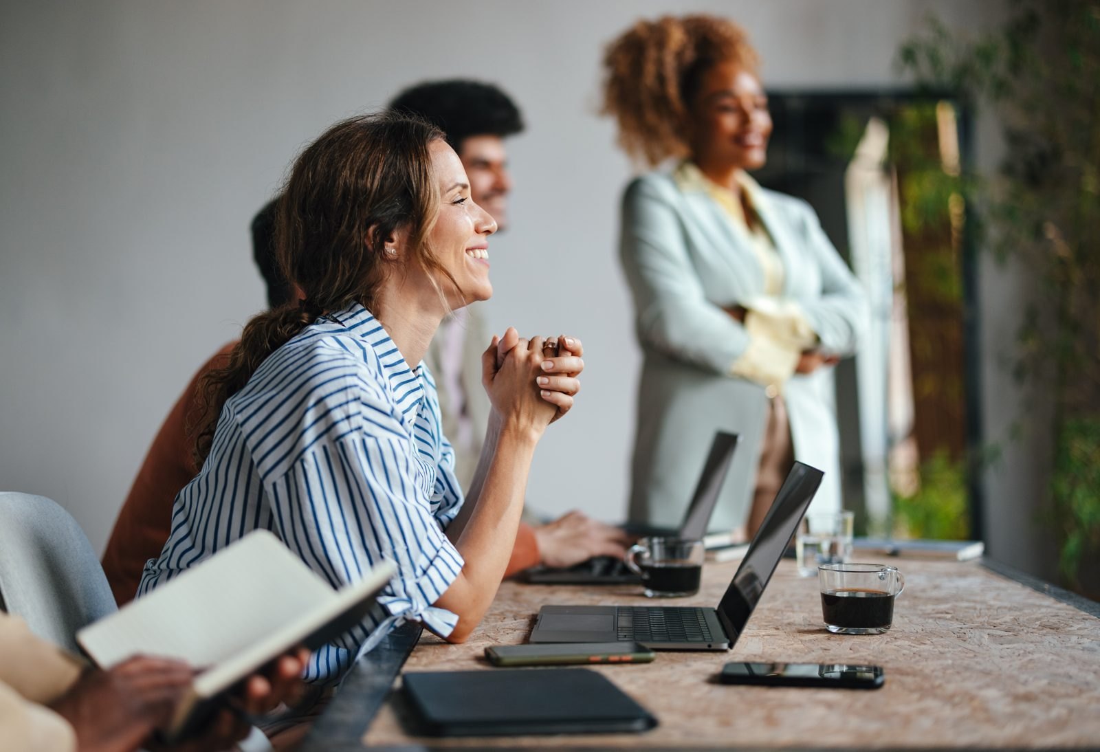 Equipo de trabajo conversando en una oficina