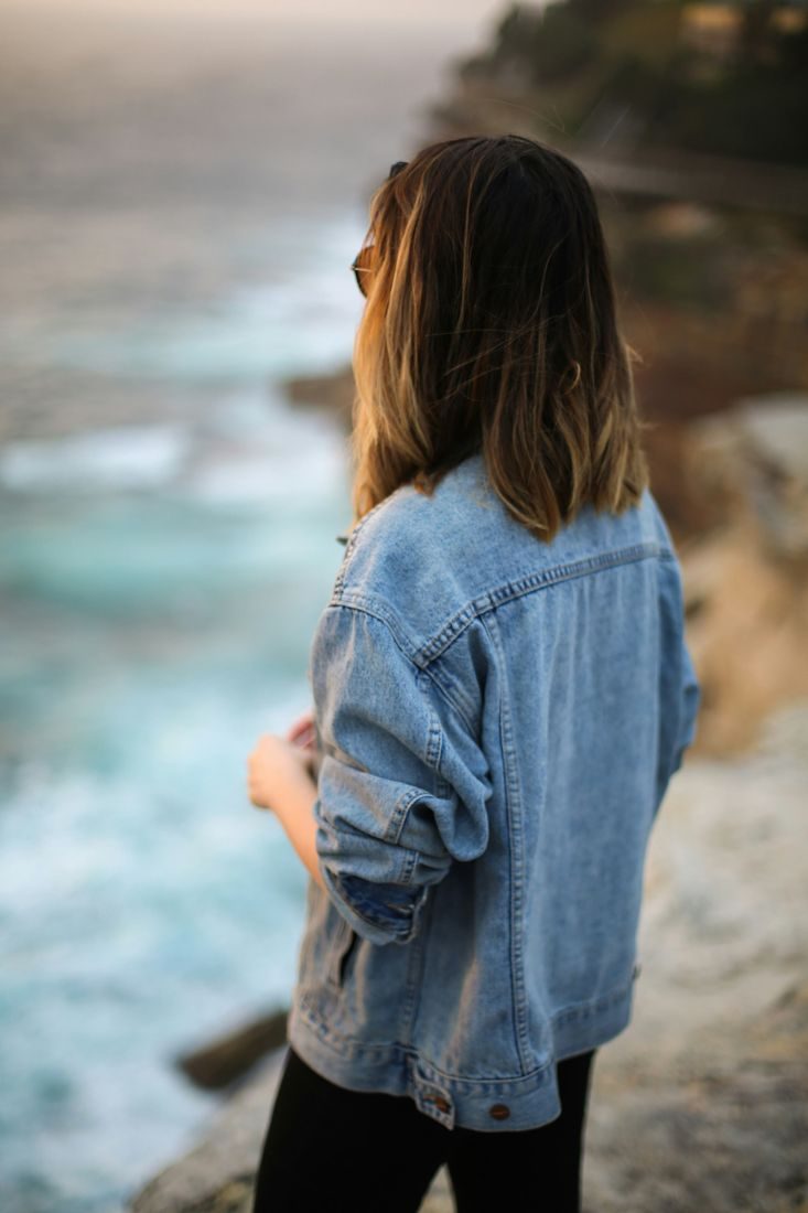 Mujer frente al mar, en calma
